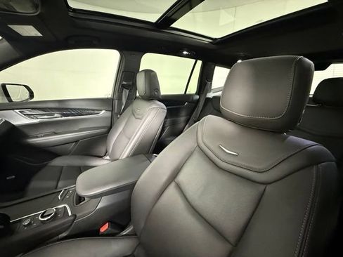 Used 2023 Cadillac XT6 Premium Luxury w/ Technology Package FWD image 7