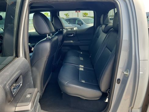 Used 2020 Toyota Tacoma TRD Sport w/ TRD Premium Sport Package AWD/4WD image 13