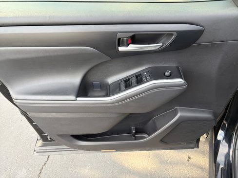 Used 2025 Toyota Highlander XLE AWD/4WD image 10