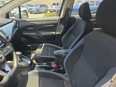 Used 2025 Nissan Versa SV FWD image 9