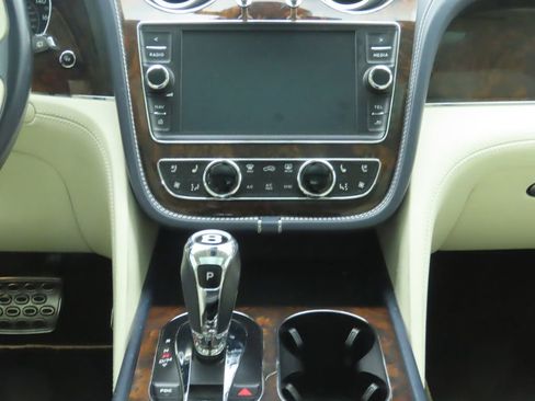 Used 2019 Bentley Bentayga V8 image 14