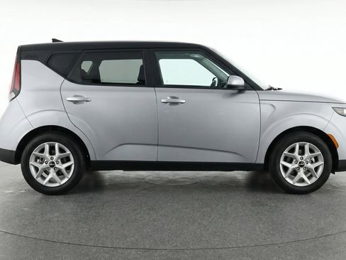 Used 2025 Kia Soul LX w/ LX Technology Package FWD image 11