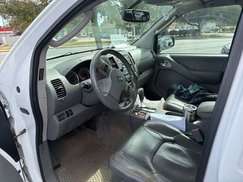 Used 2011 Nissan Frontier SL w/ Moonroof Pkg image 2