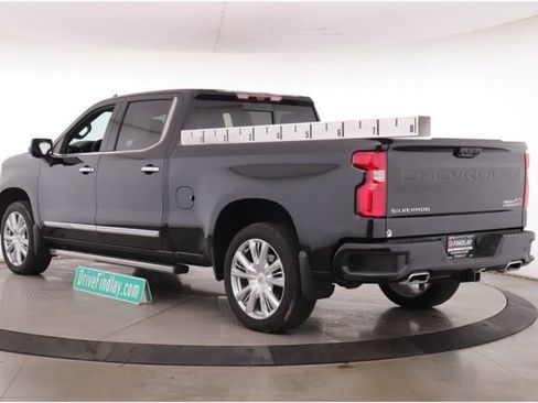 Used 2024 Chevrolet Silverado 1500 High Country w/ Technology Package AWD/4WD image 8