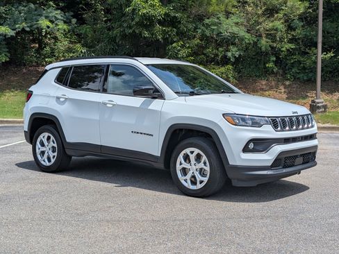 Used 2024 Jeep Compass Latitude AWD/4WD image 11