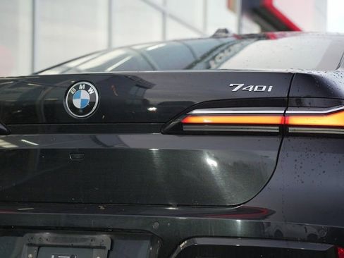 Used 2024 BMW 740i image 11