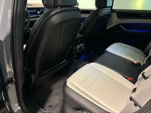 Certified 2025 Porsche Cayenne AWD/4WD image 28
