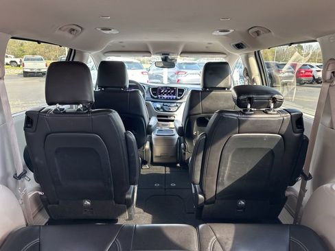 Used 2023 Chrysler Pacifica Touring-L image 11