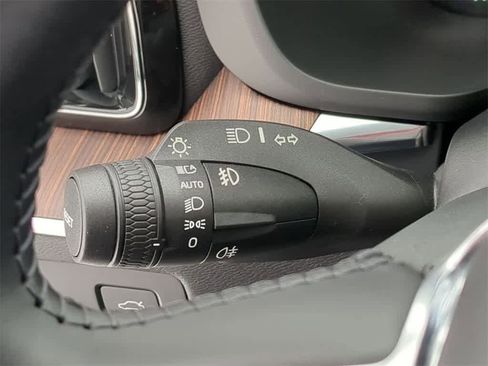 Used 2021 Volvo XC60 T5 Momentum w/ Premium Package image 25