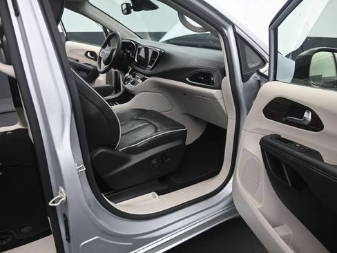 Used 2023 Chrysler Pacifica Limited FWD image 17