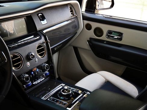 Used 2022 Rolls-Royce Cullinan Black Badge w/ Dark Exterior Package image 25