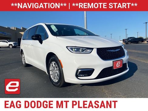 New 2026 Chrysler Pacifica Select image 1