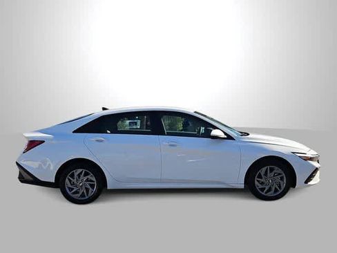 Certified 2025 Hyundai Elantra Blue image 9