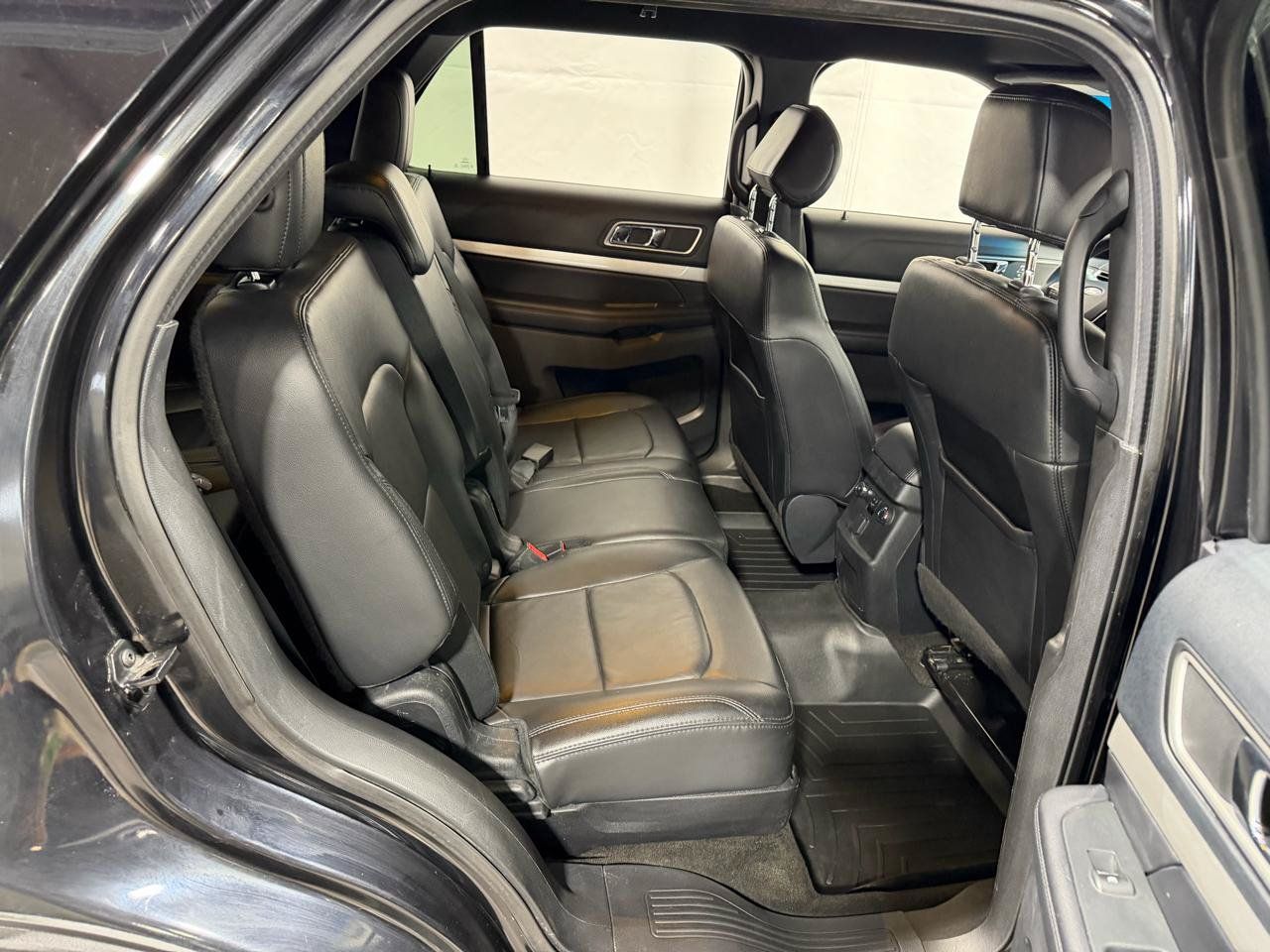Used 2016 Ford Explorer XLT w/ Equipment Group 202A AWD/4WD image 27