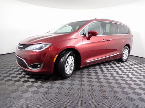 Used 2019 Chrysler Pacifica Touring-L image 10