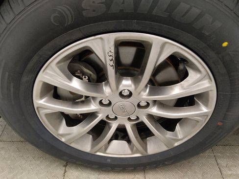 Used 2019 Jeep Cherokee Latitude Plus w/ Cold Weather Group AWD/4WD image 31