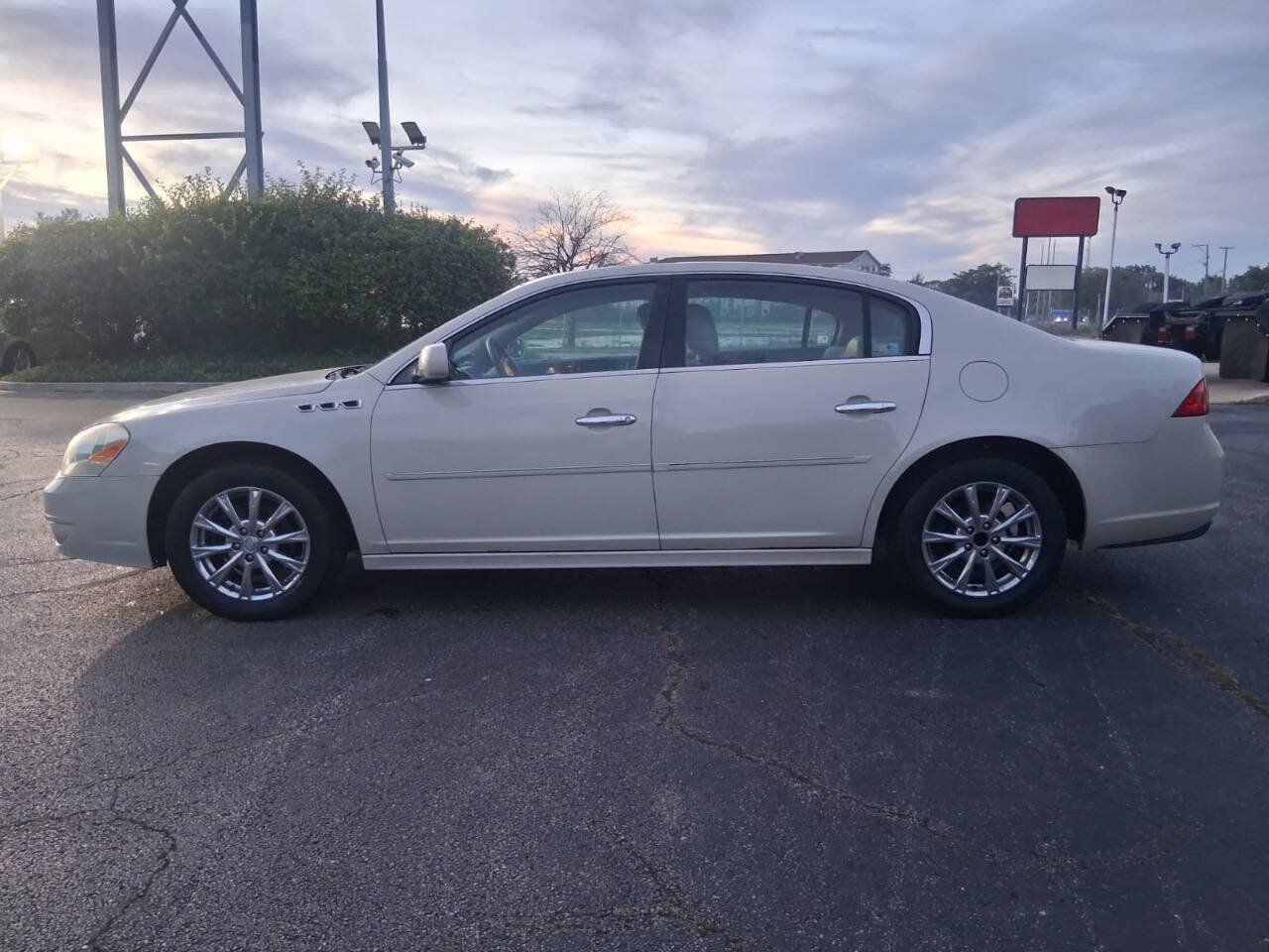 Used 2011 Buick Lucerne CXL FWD image 4
