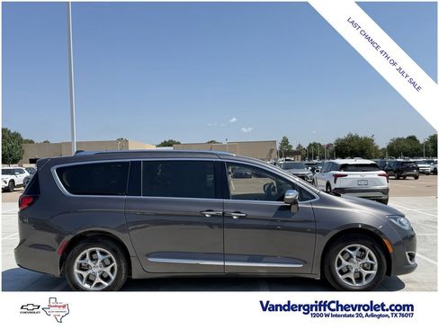 Used 2017 Chrysler Pacifica Limited FWD image 3