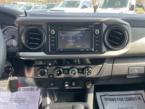 Used 2018 Toyota Tacoma SR5 AWD/4WD image 18