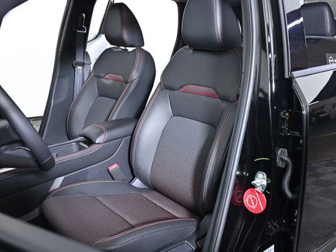 Certified 2025 Nissan Kicks SR image 28