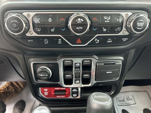 Used 2023 Jeep Gladiator Rubicon w/ LED Lighting Group AWD/4WD image 12