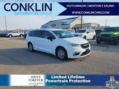 Used 2025 Chrysler Pacifica Select