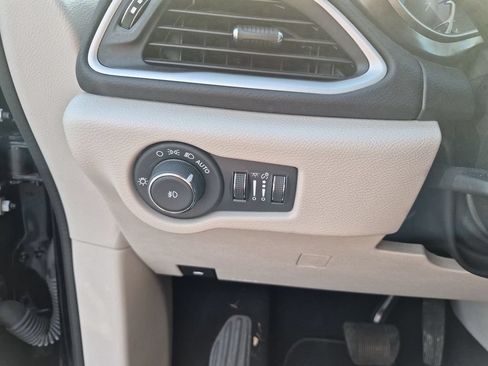Used 2024 Chrysler Pacifica Touring-L FWD image 17