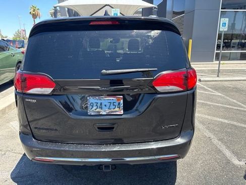 Used 2017 Chrysler Pacifica Limited FWD image 4