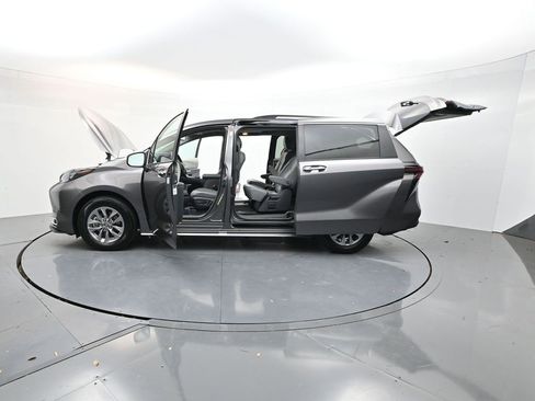 Used 2024 Toyota Sienna XLE image 39