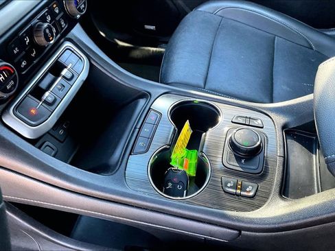 Used 2023 GMC Acadia SLT image 17