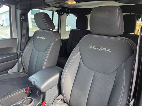 Used 2017 Jeep Wrangler Unlimited Sahara w/ Connectivity Group AWD/4WD image 21