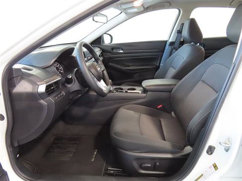 Used 2025 Nissan Altima 2.5 SV image 16
