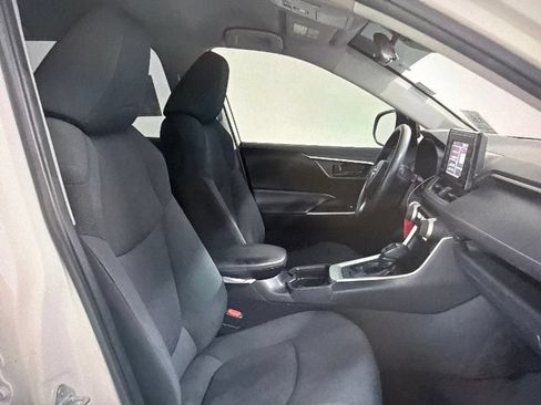 Used 2019 Toyota RAV4 LE FWD image 7