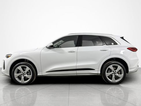 Used 2025 Audi Q5 Premium Plus w/ Premium Plus AWD/4WD image 2