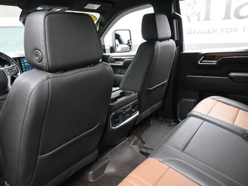 Used 2023 Chevrolet Silverado 1500 High Country w/ Technology Package AWD/4WD image 24