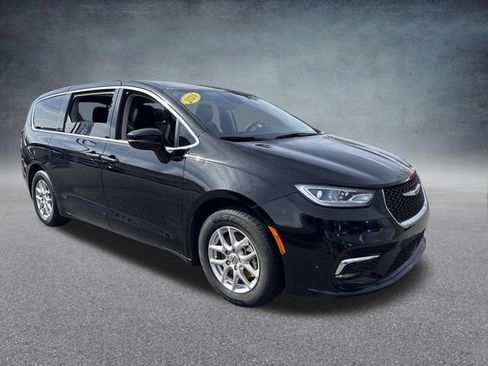 Used 2024 Chrysler Pacifica Touring-L image 4