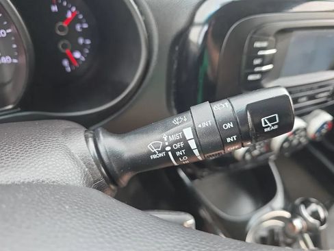 Used 2015 Kia Soul ! FWD image 23