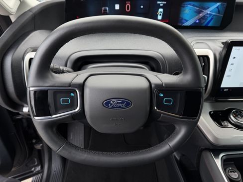 Used 2025 Ford Expedition Active RWD image 17