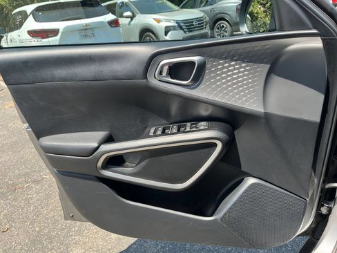 Used 2025 Kia Soul LX w/ LX Technology Package FWD image 18