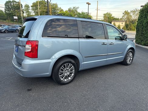 Used 2013 Chrysler Town & Country Touring-L w/ Entertainment Group #2 FWD image 4