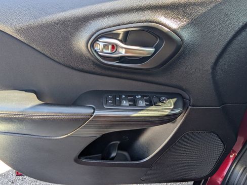 Used 2017 Jeep Cherokee Altitude image 32