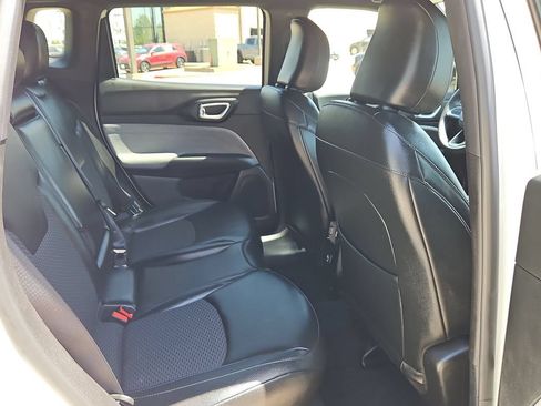 Used 2025 Jeep Compass Latitude AWD/4WD image 30