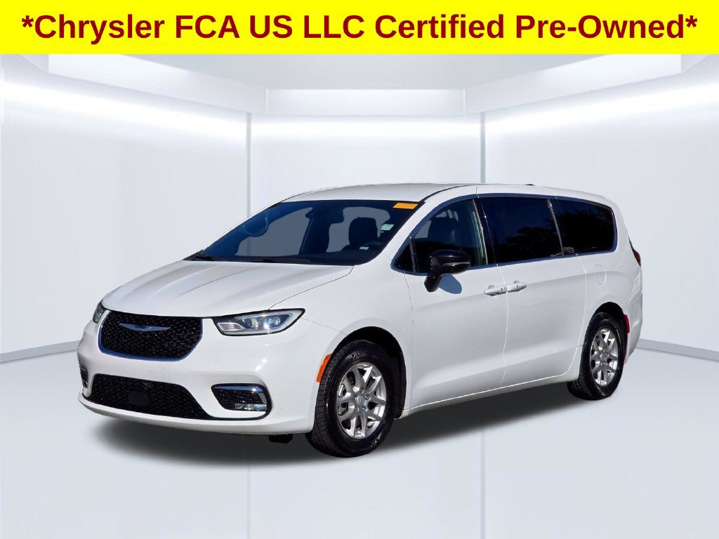 Used 2025 Chrysler Pacifica Select FWD image 2