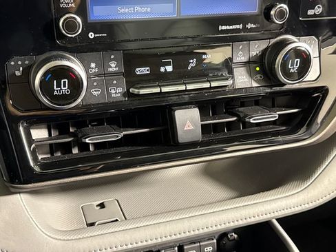 Used 2020 Toyota Highlander XLE AWD/4WD image 37