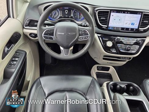Used 2023 Chrysler Pacifica Touring-L FWD image 7