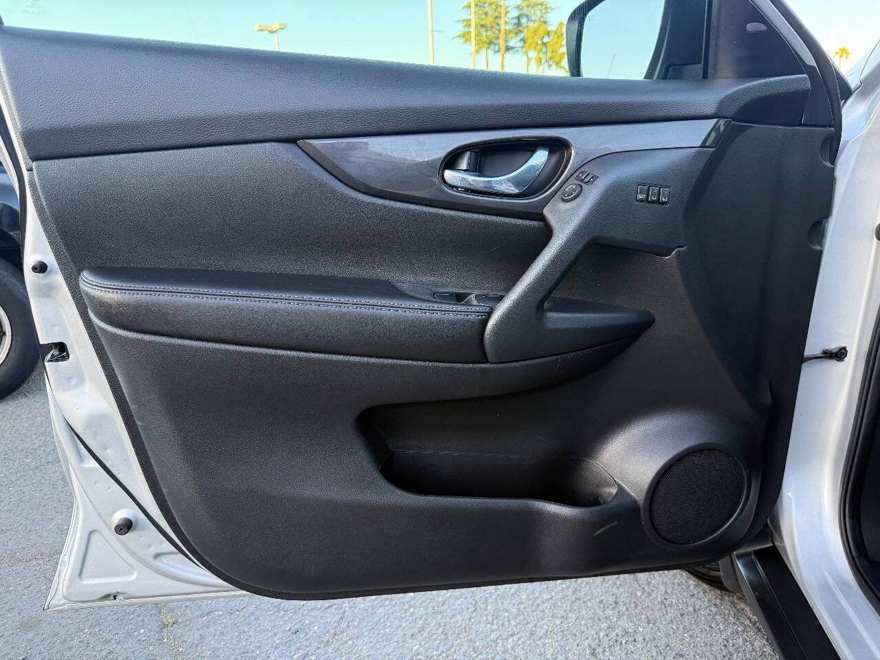 Used 2020 Nissan Rogue SV w/ Premium Package FWD image 9