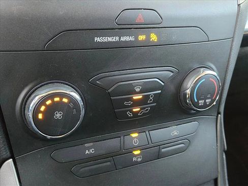 Used 2019 Ford Edge SE image 17