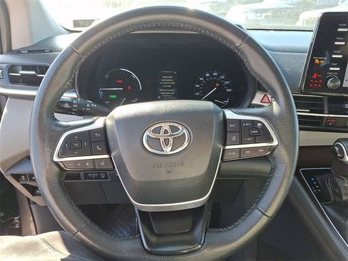 Used 2022 Toyota Sienna XLE image 23