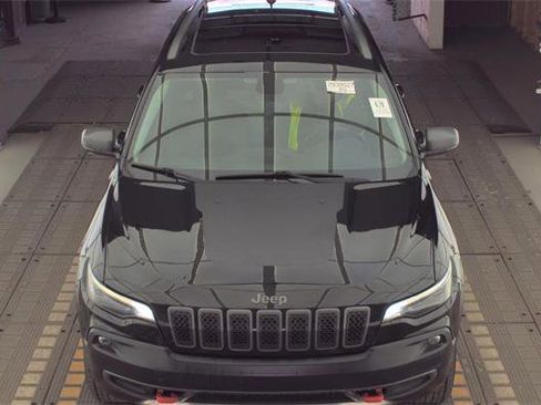 Used 2019 Jeep Cherokee Trailhawk image 2