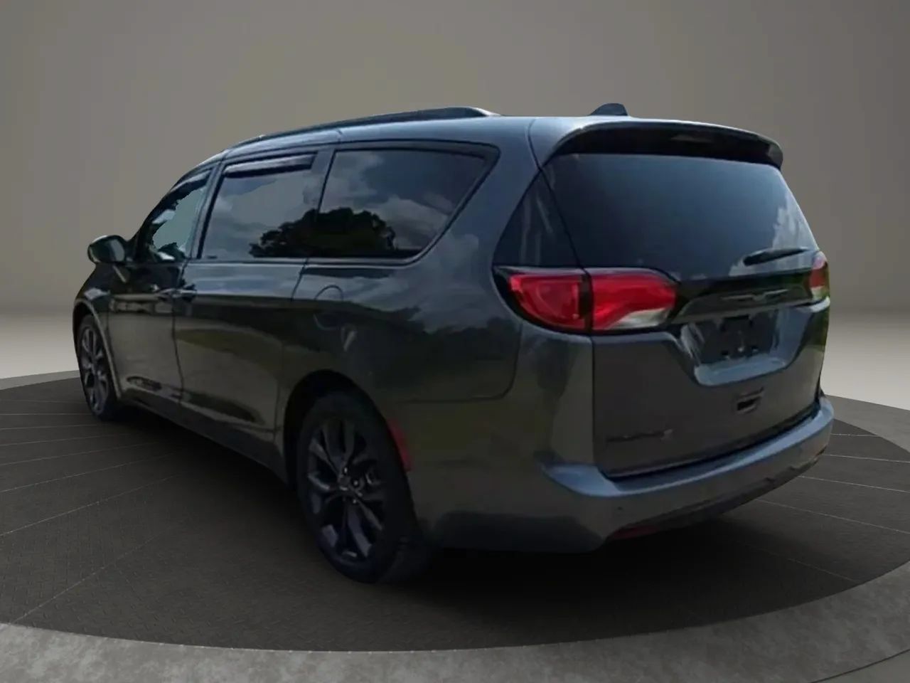 Used 2019 Chrysler Pacifica Touring-L Plus w/ S Appearance Package FWD image 4